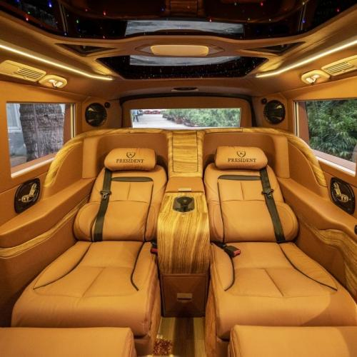  - Xe limousine 4 chỗ