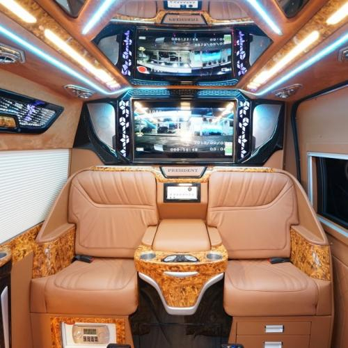  - Xe limousine 4 chỗ